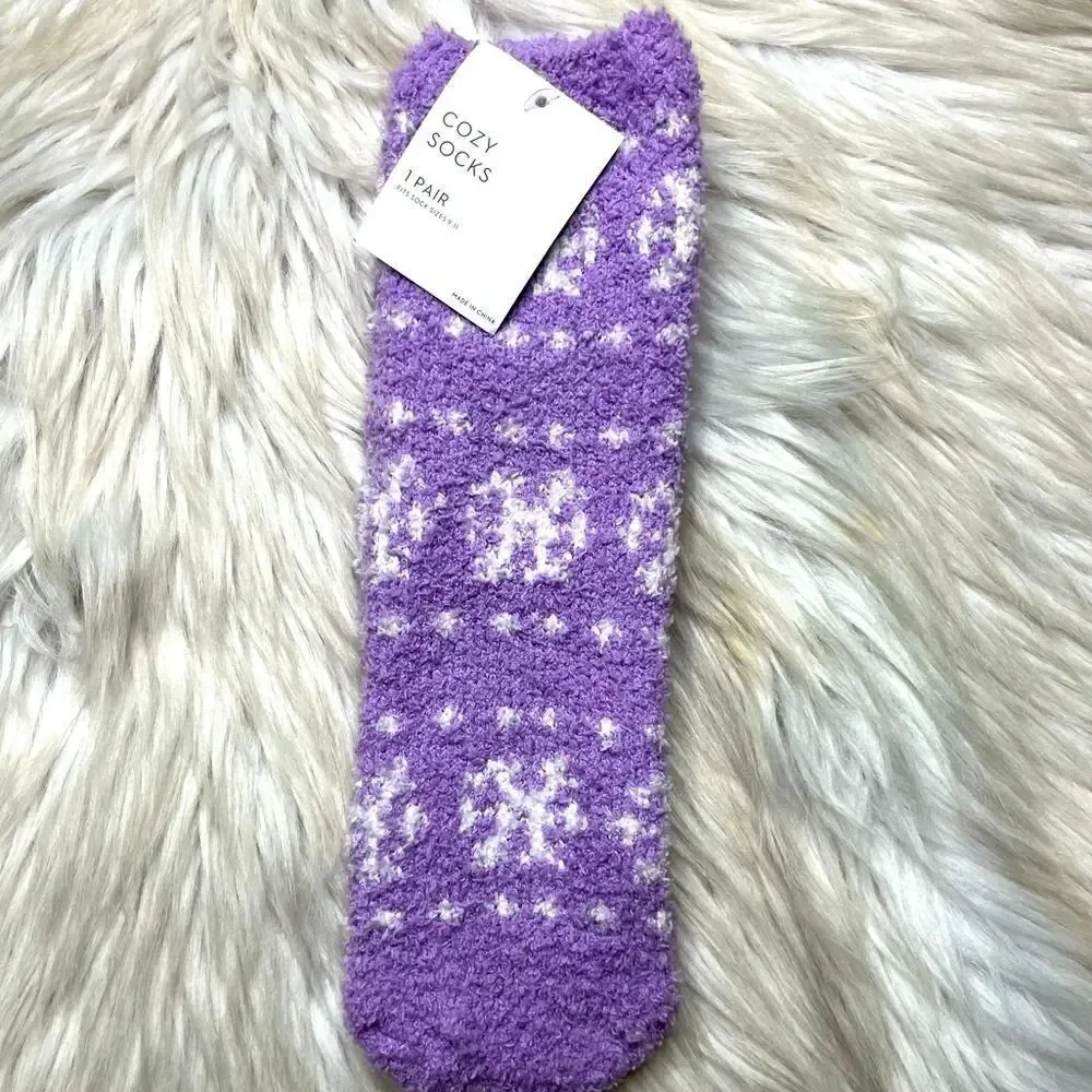 Kohls Cozy Snowflake Socks Lavender and white Size 9-11